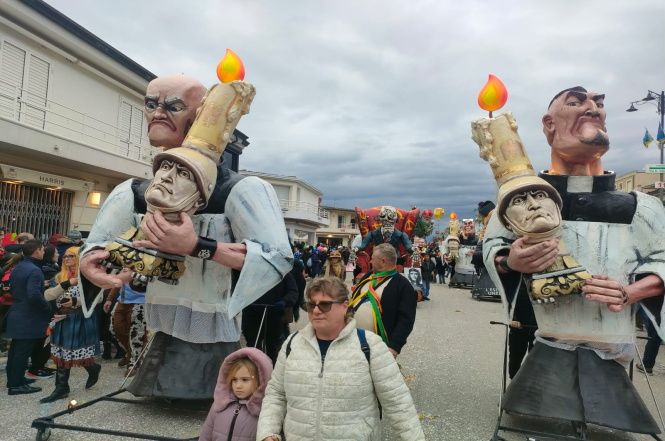 E tra i carri di Seconda ecco le mascherate di gruppo