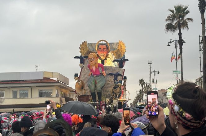 Carnevale: tra una goccia e l'altra i carri danno il via al terzo corso