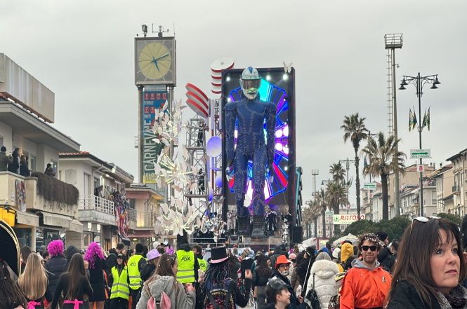 Arriva adesso l'Hikikomori del carro "Social" di Massimo e Alessandro Breschi