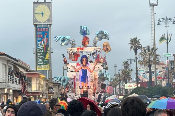 "Come tu mi vuoi" della Famiglia Cinquini arriva ora in piazza Mazzini