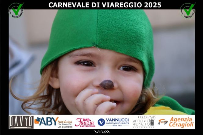 Tanti piccoli bambini in maschera al Carnevale del Rione Vecchia Viareggio.