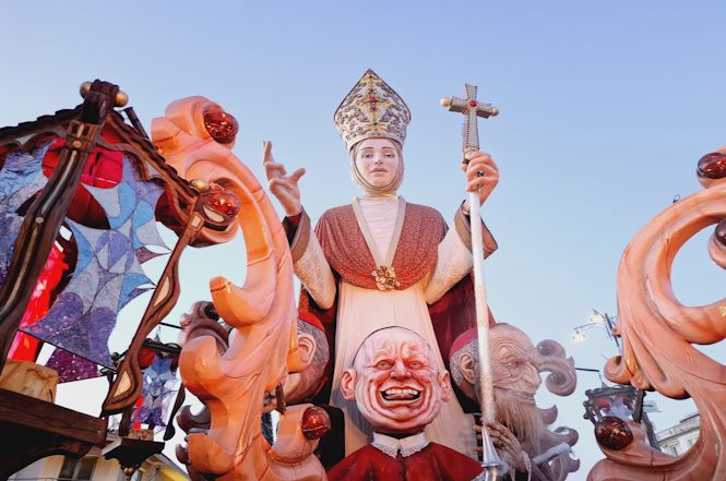La papessa di Carlo e Lorenzo Lombardi sfila in piazza Mazzini