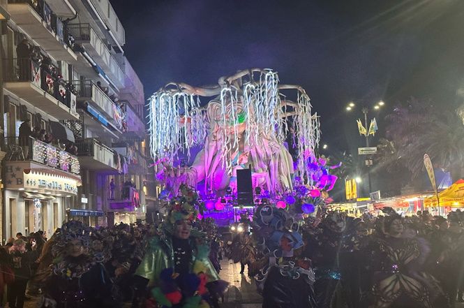 Arrivano in corso le farfalle del carro di Luigi Bonetti