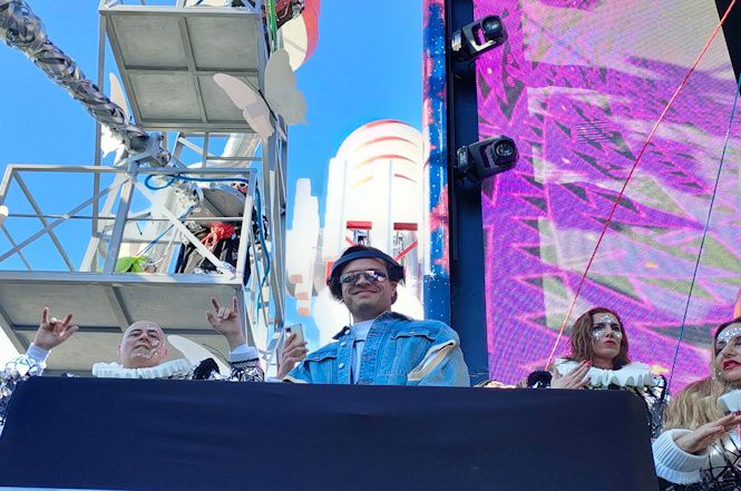 Dj Argy suona e canta sul carro del Breschi grazie a M2O