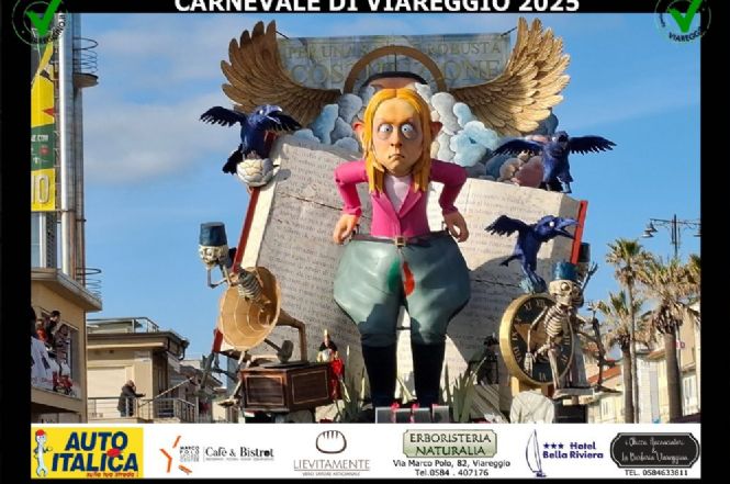 La grande condottiera entra "maestosa" sul palcoscenico viareggino
