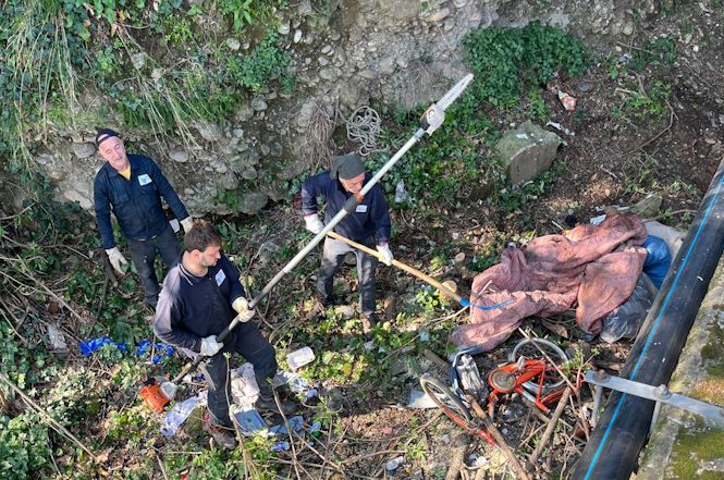 L'area vicina a Ponte Pescarella ripulita da quintali di materiale abbandonato