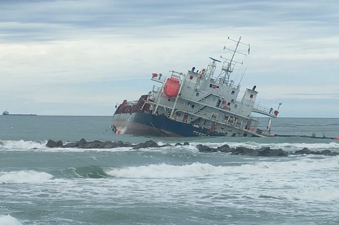 Quando verrà rimossa la "Guang Rong" incastrata nel pontile  di Massa?