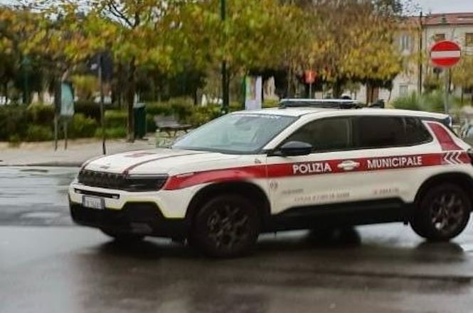 Giovane motociclista pisano smascherato dalla Municipale del Forte