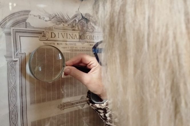 Una micoscopica Divina Commedia esposta in copia nella biblioteca comunale di Seravezza