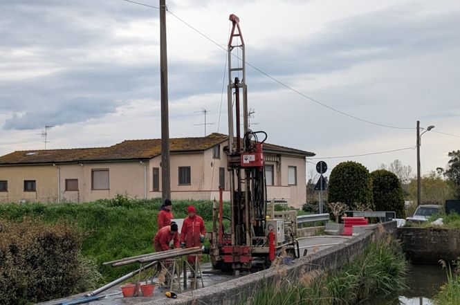 Massarosa, indagini, saggi e prove geologiche al ponte di Pioppo Gatto