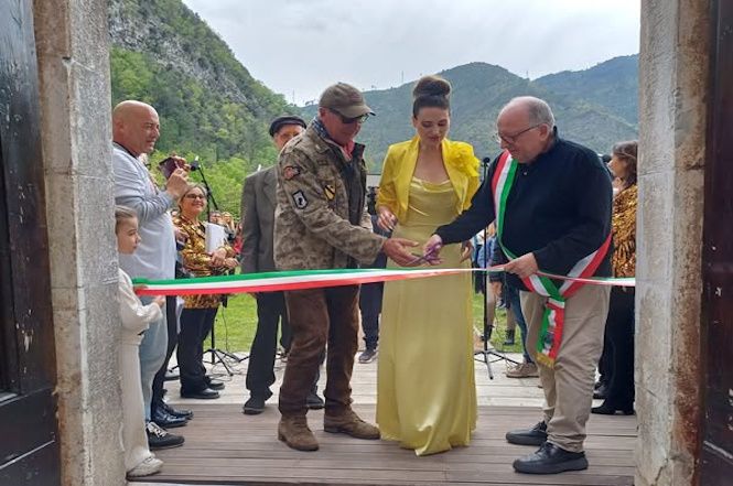 Successo per la inaugurazione della mostra "Ritorno ai '90" al Mediceo