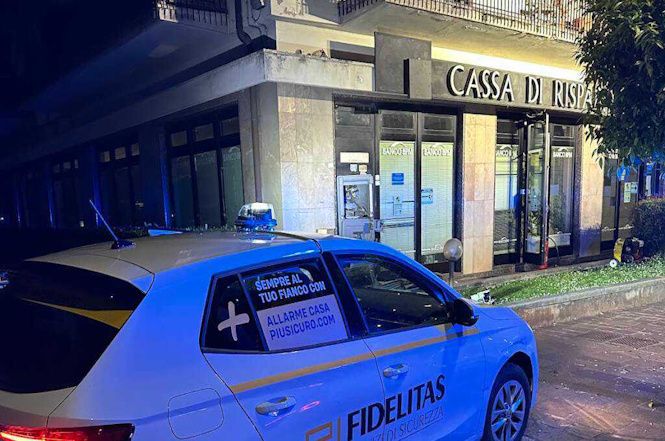 Doppia esplosione ai bancomat di Capezzano e Lido