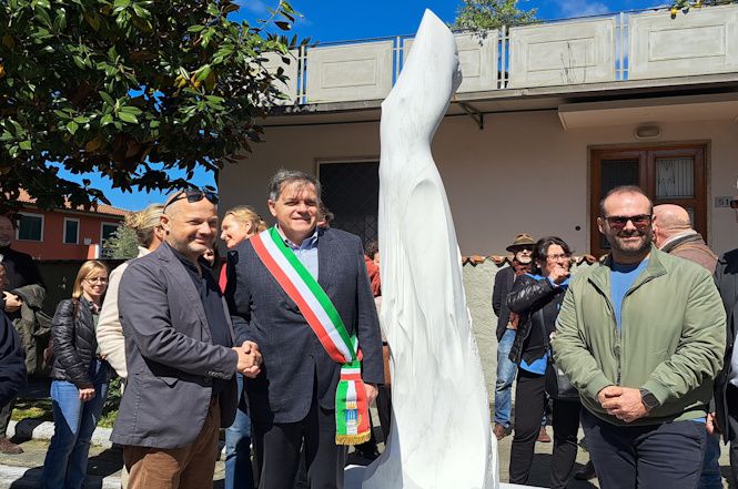 Pietrasanta, svelata stamani la "Venere" donata alla città da Giovanni Balderi di Seravezza