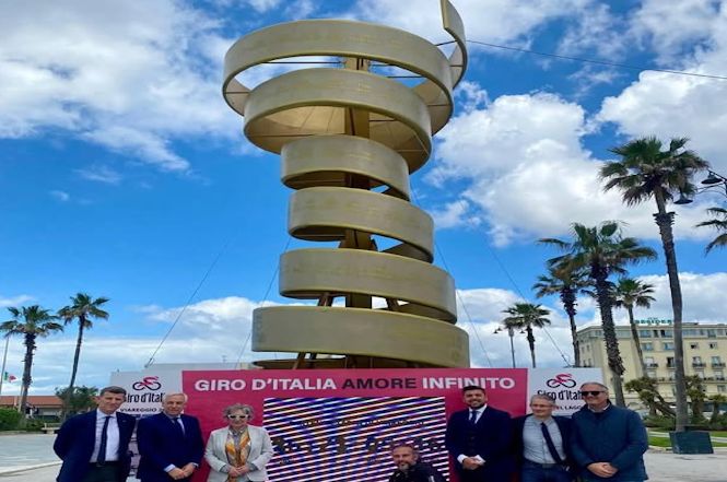 Viareggio, un “Trofeo Senza Fine” di 10 metri per omaggiare il Giro d’Italia