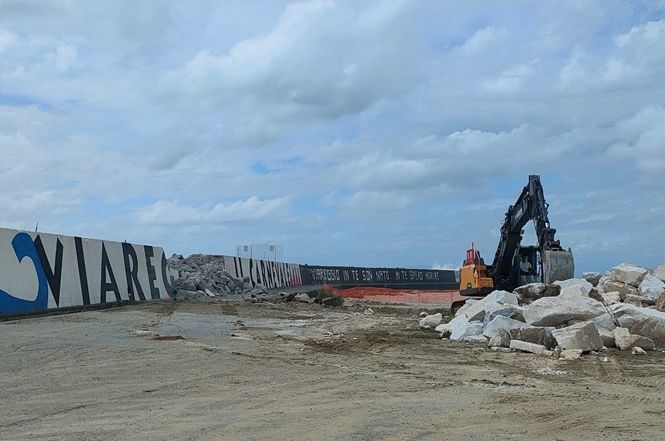 Viareggio, demolito il muraglione con la storica scritta “Viareggio è il Carnevale” per i lavori del sabbiodotto