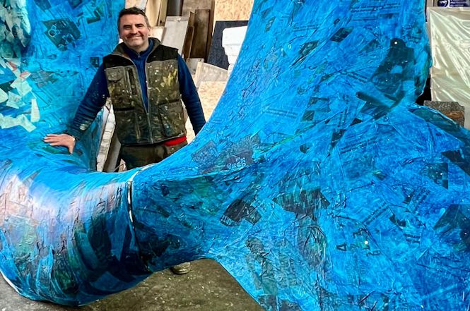 Jacopo Allegrucci realizza la balena gigante all’ingresso della 24° Esposizione Internazionale della Triennale di Milano