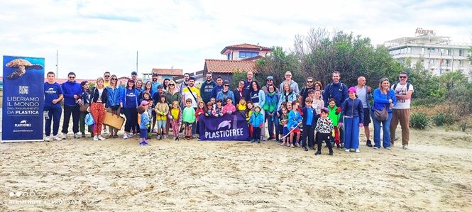 Due scuole lucchesi al clean-up di PlasticFree