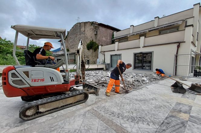 Iniziati i lavori di riqualificazione di piazza Pertini a Seravezza