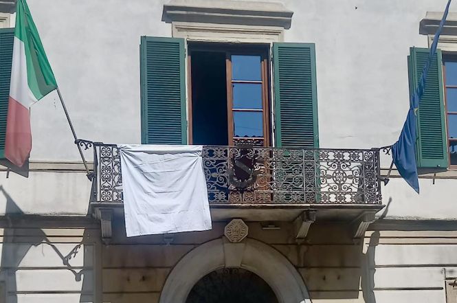Il"sudario bianco" esposto al comune di Camaiore