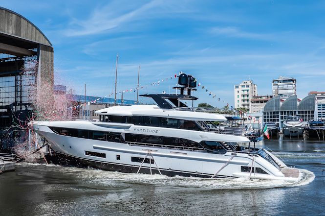Benetti vara (on scivolo) il nuovo yacht di 44 metri