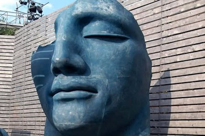 Tornano i grandi volti blu di Mitoraj sul palco del Festival Puccini