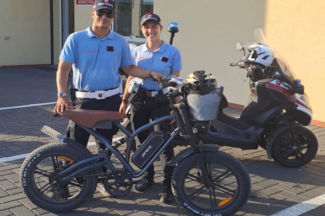 Fat-bike truccata vola sulla pista del lungomare: maxi multa da 6000 € per un 24enne