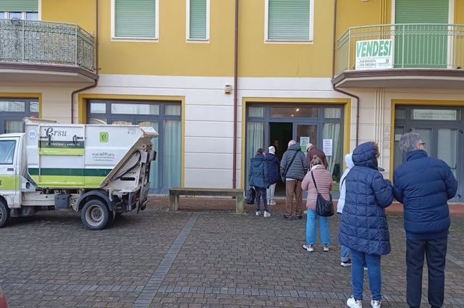 Silicani sui rifiuti abbandonati replica a Biagi