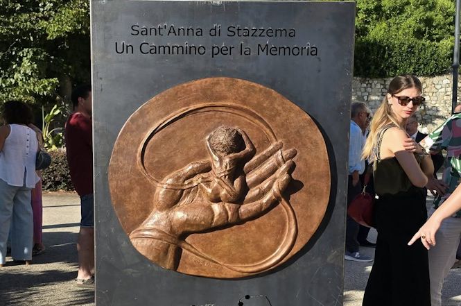 Da ieri esposte le formelle in bronzo per il sentiero che porta a Sant'Anna