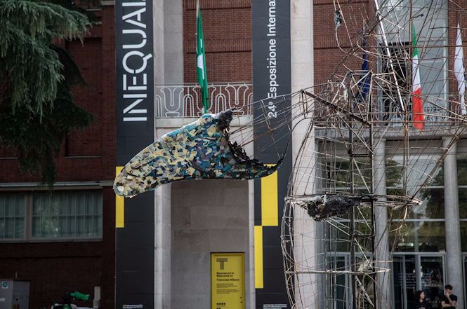 Devastata la Balena di Allegrucci esposta alla Triennale di Milano
