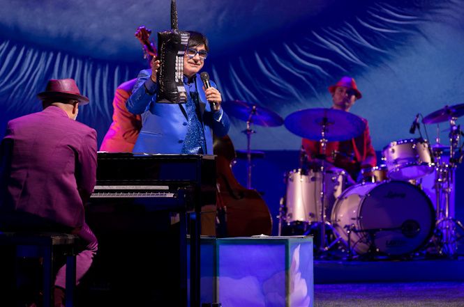 Elio e la sua band per raccontare in modo irriverente la nostra Italia musicale