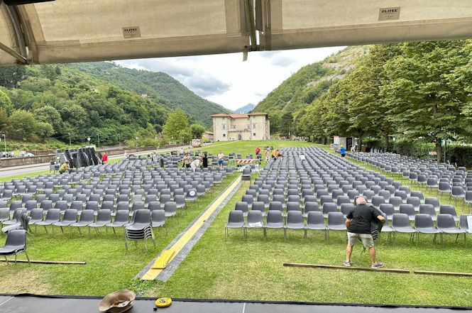Seravezza, ora di attesa per il concerto "Ritorno ai '90"