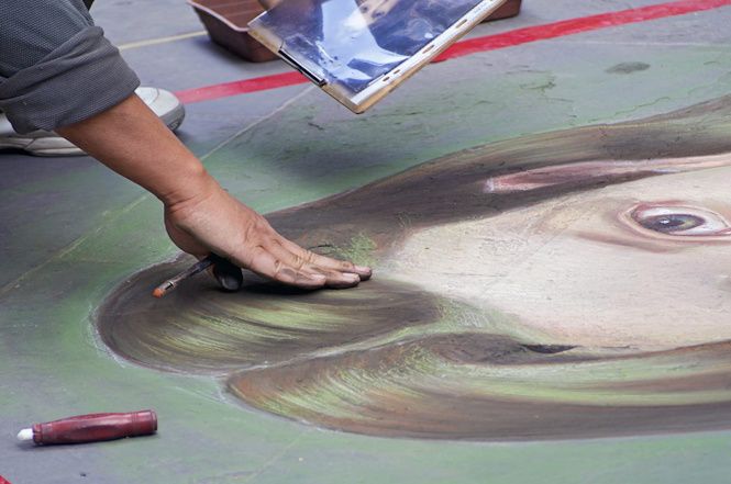 Domenica in via Roma arriva l'arte del gesso per "Cartoline da Seravezza"
