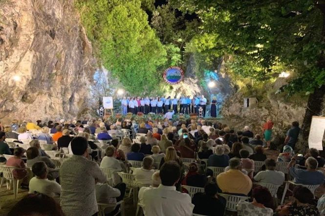 “Concerto sotto le stelle” nel teatro naturale de “La Cava” con il Coro Versilia