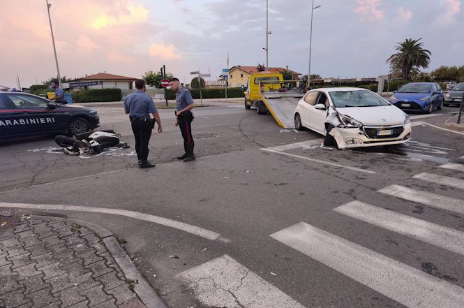 Lido, terribile incidente all'alba: scooter contro auto, il conducente è grave