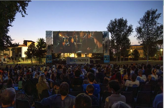 Continua a Lido di Camaiore la fortunata iniziativa Bicinema