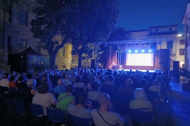 La storia culturale viareggina con Riccardo Mazzoni nel giardino di Villa Paolina