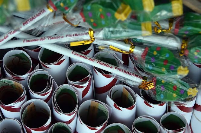 Pietrasanta, al via le decorazioni natalizie cittadine