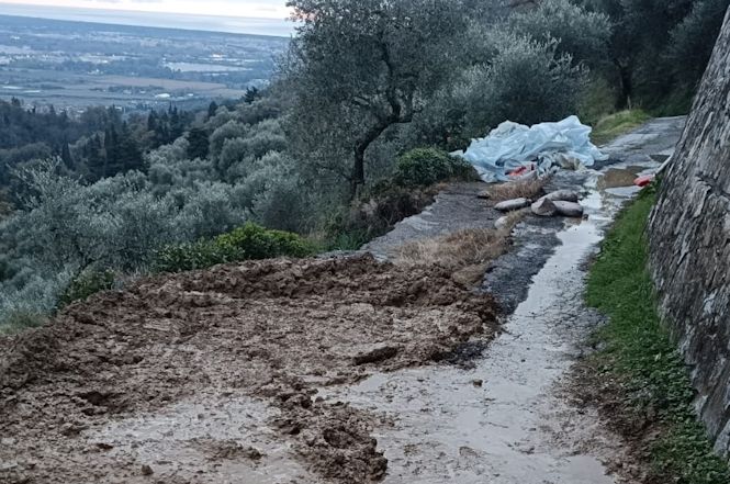 Mezzi a lavoro in via della Villa Maggiore a Corsanico