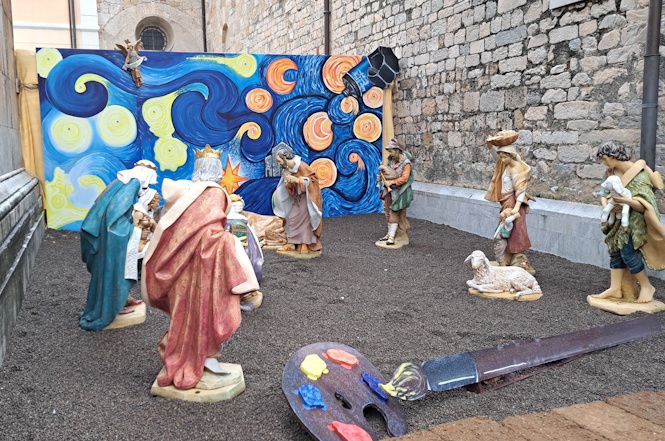 Il cielo di Van Gogh “abbraccia” la Natività di piazza Duomo