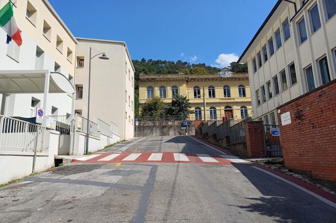 Rimozione della gru alla palestra Frediani