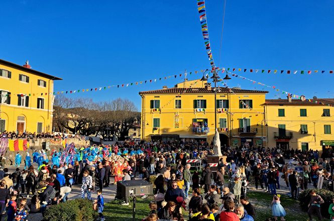 Pietrasanta, tre giorni di Carnevale con carri e maschere