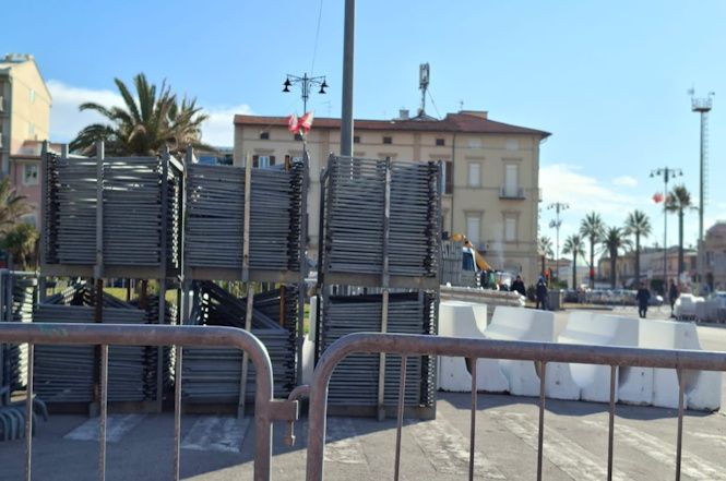 Carnevale - 25 giorni al via e arrivano le tribune in piazza Mazzini