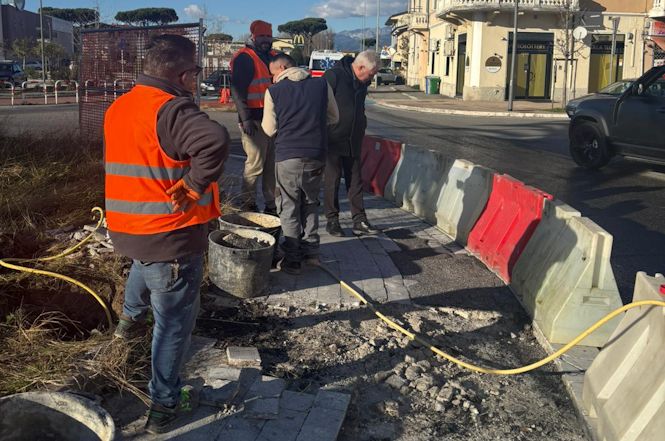 Lido di Camaiore, in corso il rifacimento della rotatoria del Secco
