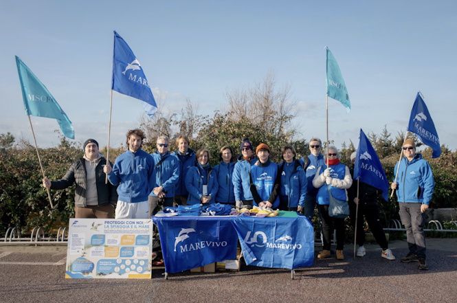 Gli studenti del Nautico hanno pulito lil litorale versiliese