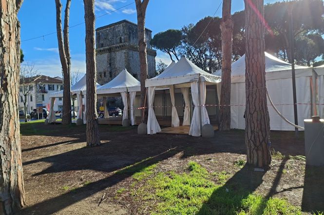 In piazza Santa Maria fervono i preparativi per la Cerimonia di apertura Carnevale Storico