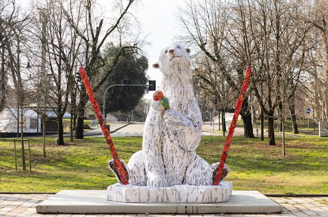 Per le Olimpiadi invernali viene esposto l’orso polare di Jacopo Allegrucci