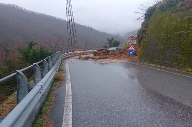 Frana contenuta sulla provinciale 42 per Stazzema: strada chiusa