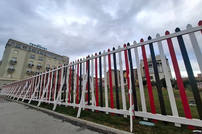 Restyling delle palizzate per proteggere il verde urbano in Piazza Mazzini