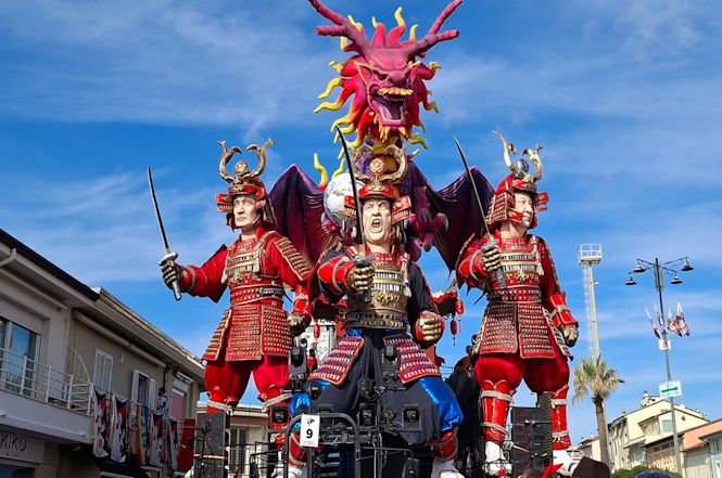 Il carro dei fratelli Bonetti apre il Corso: Trump, Putin e Xi Jinping in scena in piazza Mazzini