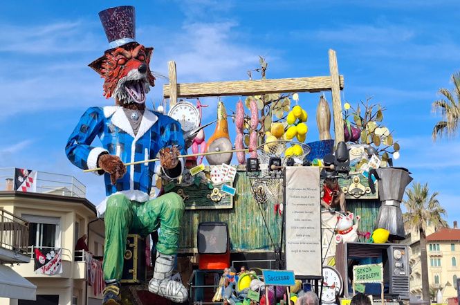 Jacopo Allegrucci incanta piazza Mazzini: un maestro del Carnevale tra arte, memoria e futuro